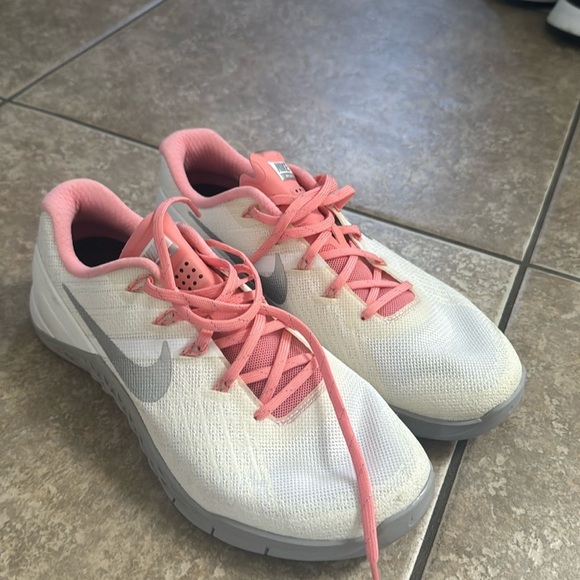 Nike sneakers size 8 - Picture 1 of 2